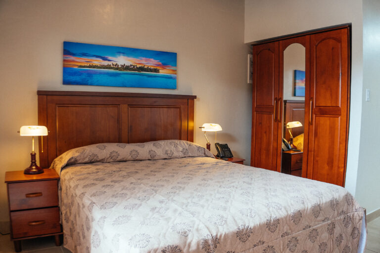 Junior Suite Queen Bed DSC06546 768x512